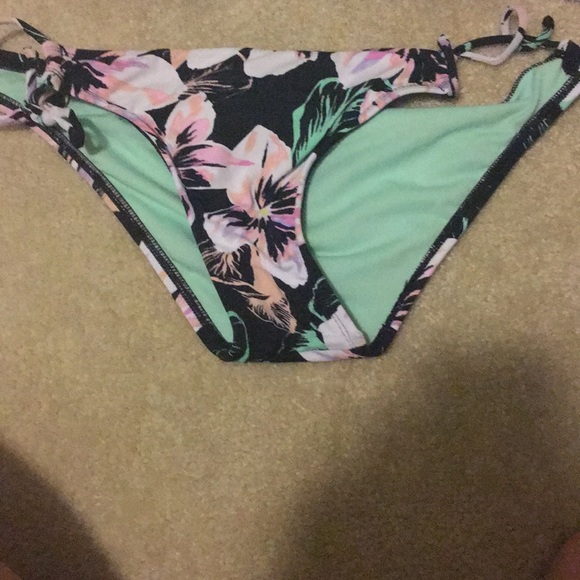 Flower bikini - Picture 5 of 8